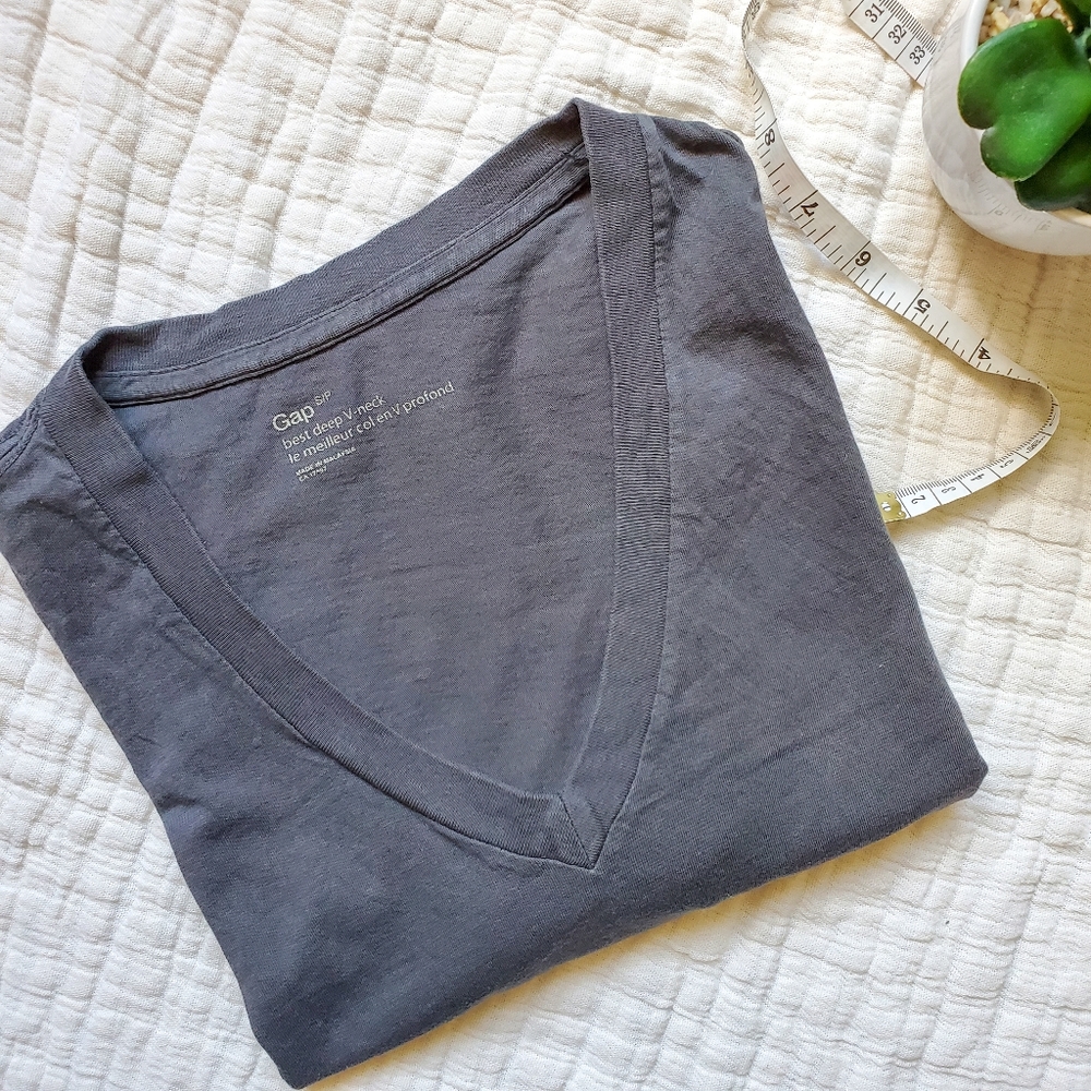 *** GAP Grey V-Neck T-Shirt